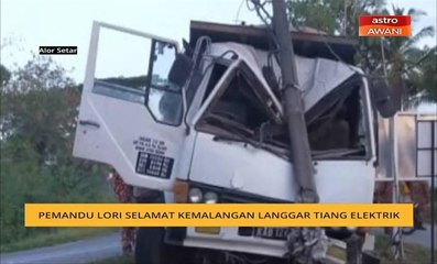 Pemandu lori selamat kemalangan langgar tiang elektrik