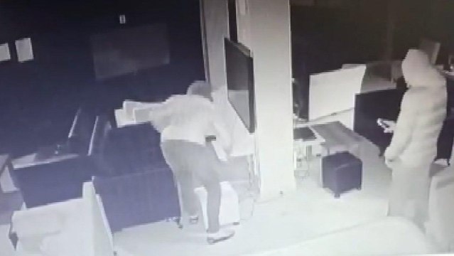 Bahçelievler’de oyun salonuna girip 200 bin liralık malzeme çaldılar
