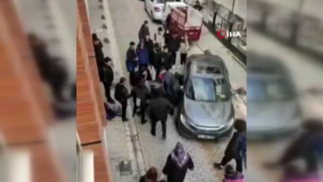 Küçükçekmece’de liseli kızların kavgası kamerada