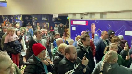 Músico e político que foi lutar na guerra cantar num abrigo em Kharkiv