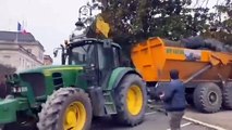 Agricultores franceses dejan basura delante de los edificios del gobierno