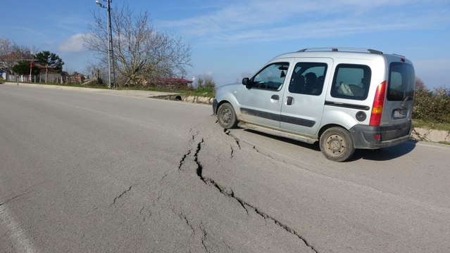 Sinop’ta heyelan nedeniyle yolda çökme oluştu