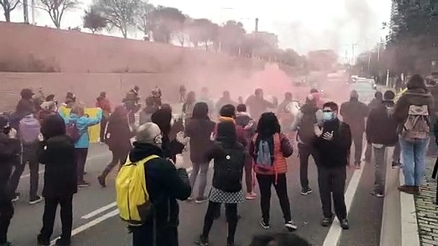 Decenas de manifestantes de la huelga de profesorado cortan la ronda Litoral de Barcelona