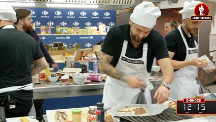 Telmo cortando los plátanos de una manera peculiar (Disaster Chefs)