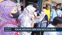 Pedagang Antre Minyak Goreng Murah Untuk Dijual Kembali