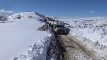 Ekipler 5 metreye ulaşan karla mücadele ediyor