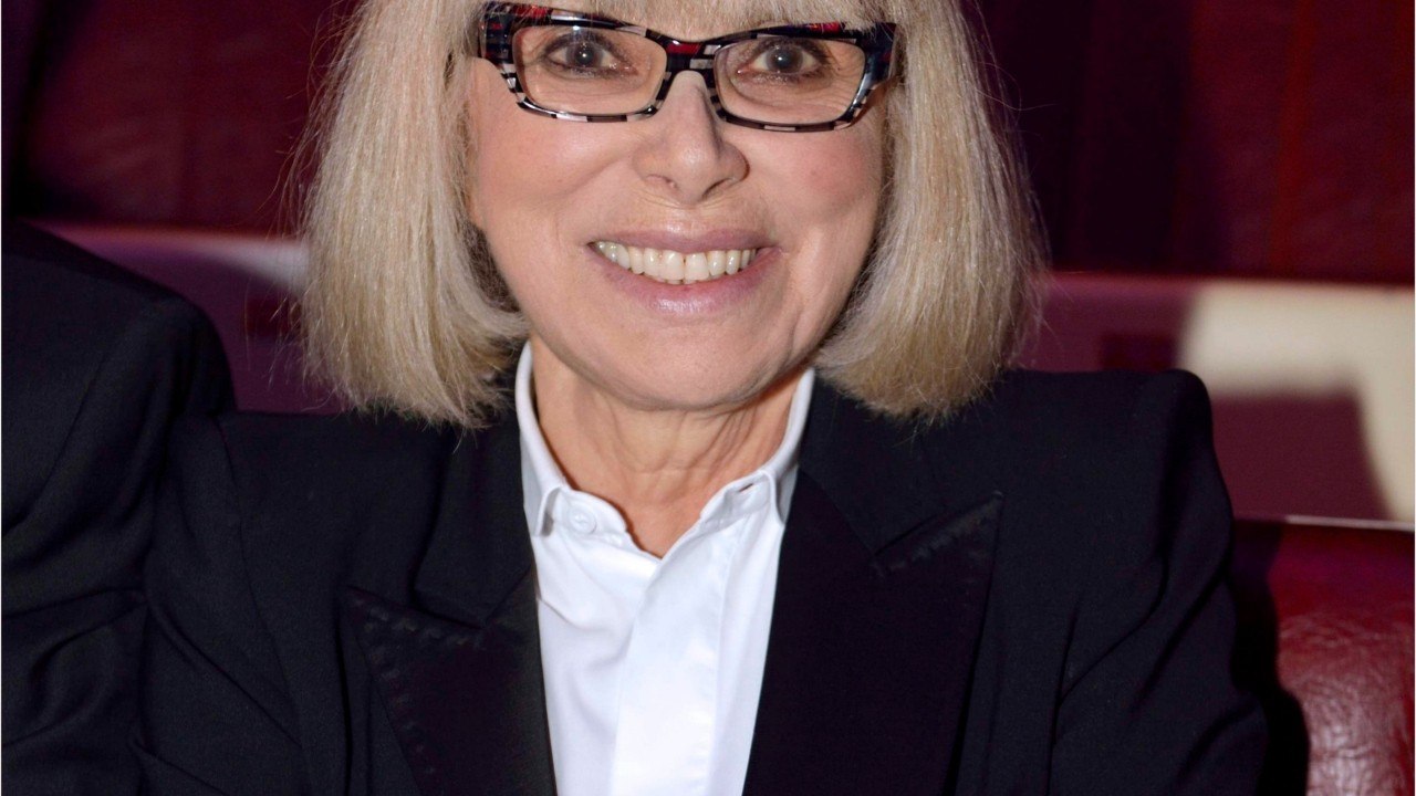 VOICI - Mireille Darc : comment elle protégeait Anthony Delon de son père Alain Delon