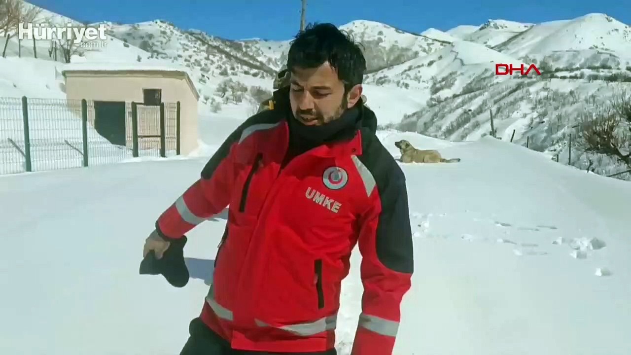 Jandarma, kanser hastasını sırtında helikoptere taşıdı