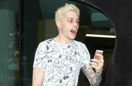 Pete Davidson paga tributo a Kim Kardashian com tatuagens