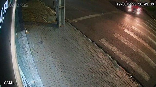 Imagens de câmera de segurança registram acidente entre Sandero e motocicleta na Rua Manaus