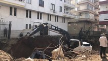 Mersin'de 4 katlı binanın girişi çöktü