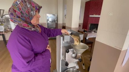 Kadınlar ürettikleri yer fıstığı helvasıyla aile bütçelerine katkı sağlıyor