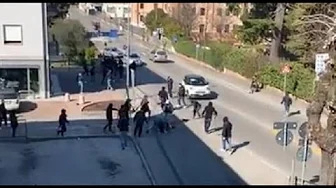 Pugni, calci, bastonate e cinghiate prima della partita: individuati e denunciati 8 ultras, chiesto