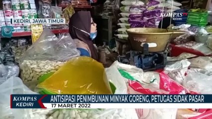 Скачать видео: Antisipasi Penimbunan Minyak Goreng, Petugas Gabungan Sidak Pasar