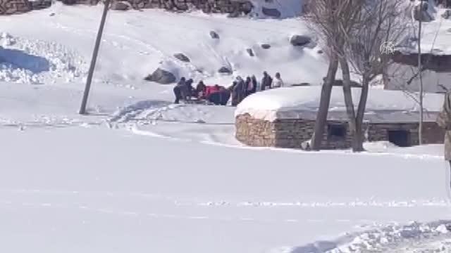 Son dakika haberi: Kardan yolu kapanan köydeki hasta ambulans helikopterle hastaneye ulaştırıldı