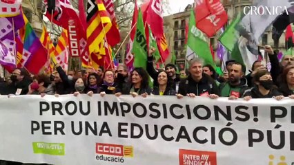 Manifestación contra las políticas del Departamento de Educación en la Plaça Universitat