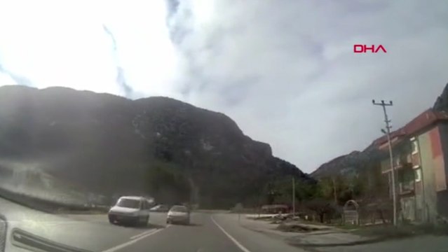 Hatalı sollama yapan sürücü faciaya sebep oluyordu