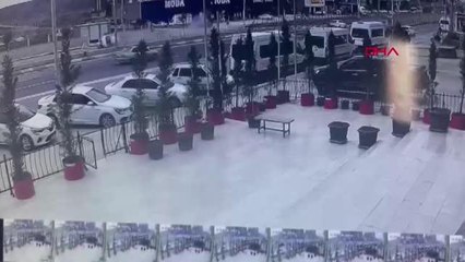 OTOMOBİLİN REFÜJE ÇARPIP SÜRÜKLENMESİ, GÜVENLİK KAMERASINDA