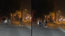 Sokakta yere yatırdıkları adamı tekme tokat dövdüler