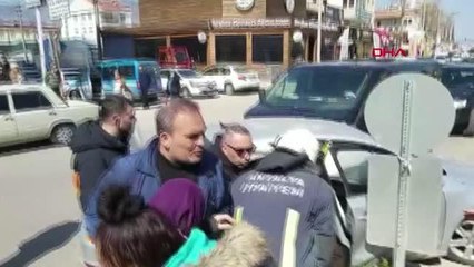 MİNİBÜS OTOMOBİLE ÇARPTI: 3 YARALI