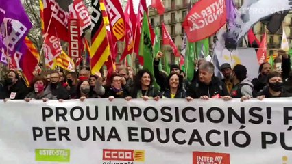 Manifestación contra las políticas del Departamento de Educación en la Plaça Universitat