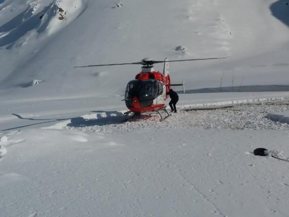YOLU KAPALI KÖYDEKİ HASTA KIZAKLA TAŞINIP, AMBULANS HELİKOPTERLE SEVK EDİLDİ
