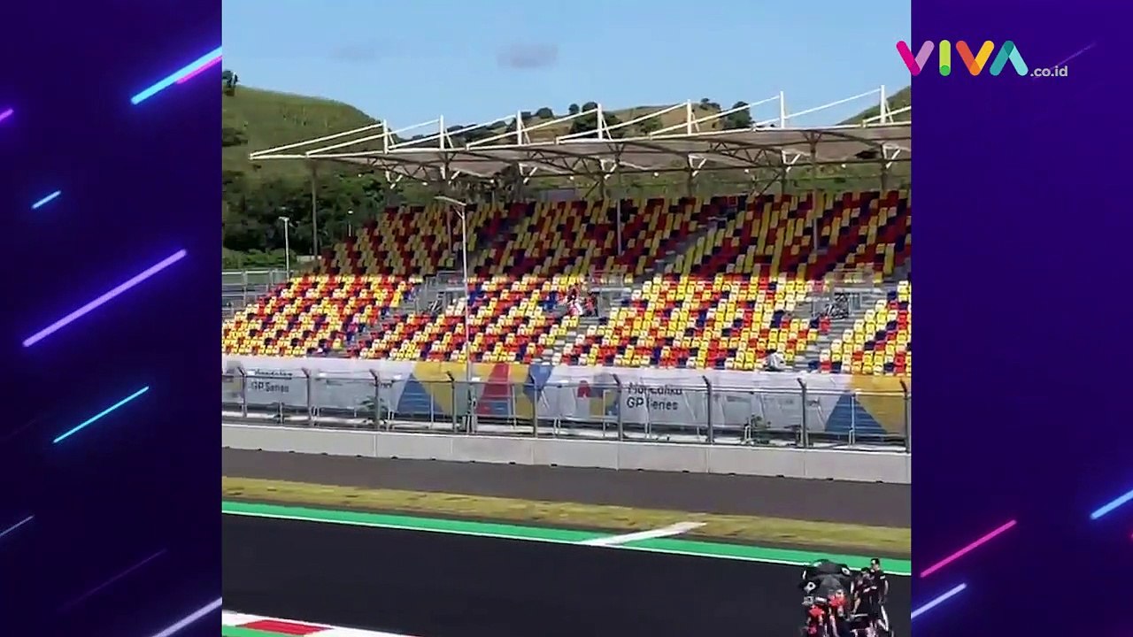 Rider Pakai Payung Saat Track Walk di Sirkuit Mandalika