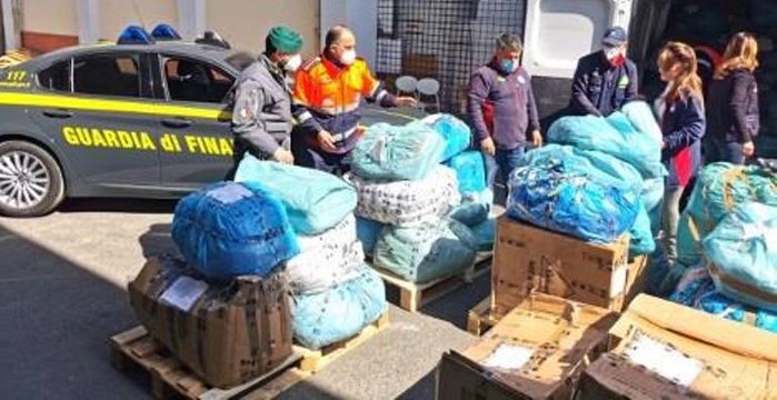 Napoli, finanzieri donano ai profughi ucraini abbigliamento sequestrato (17.03.22)