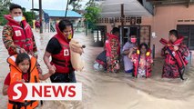 Floods: Bomba, police rescue 18 victims in Renggam