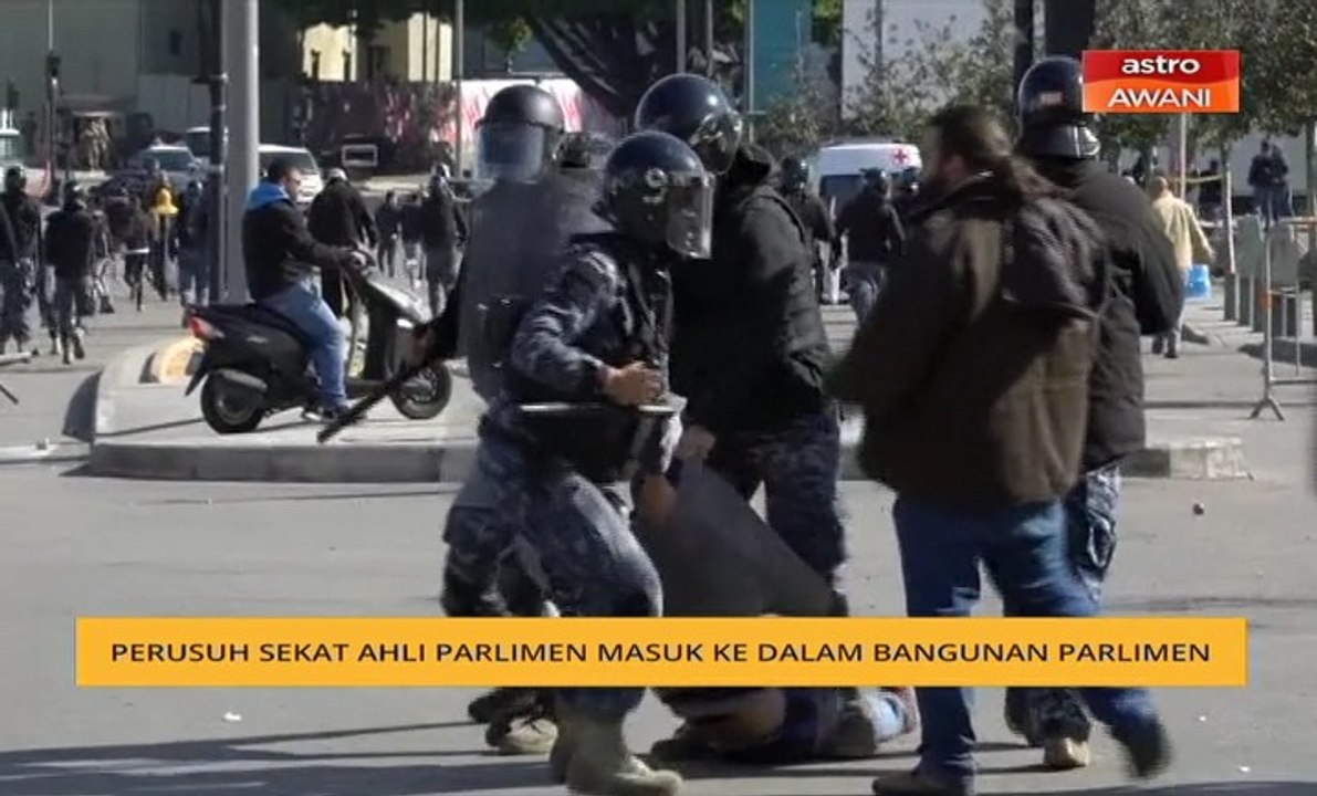 Perusuh sekat Ahli Parlimen masuk ke dalam bangunan Parlimen