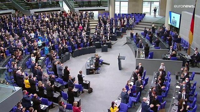 Standing ovation dei parlamenti per Volodymyr Zelensky