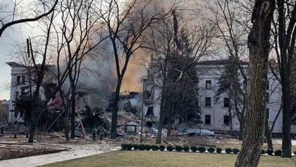 Video herunterladen: Guerre en Ukraine : un théâtre abritant des centaines de civils bombardé à Marioupol