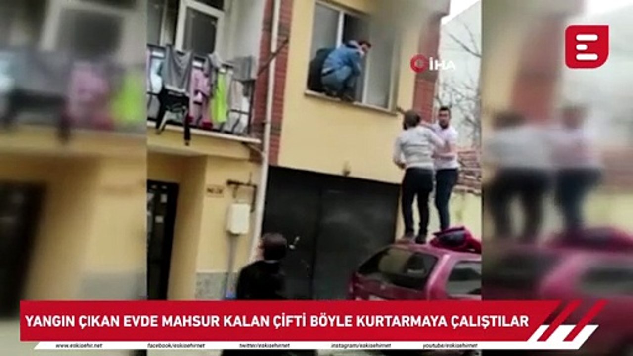 Yangın çıkan evde mahsur kalan çifti böyle kurtarmaya çalıştılar