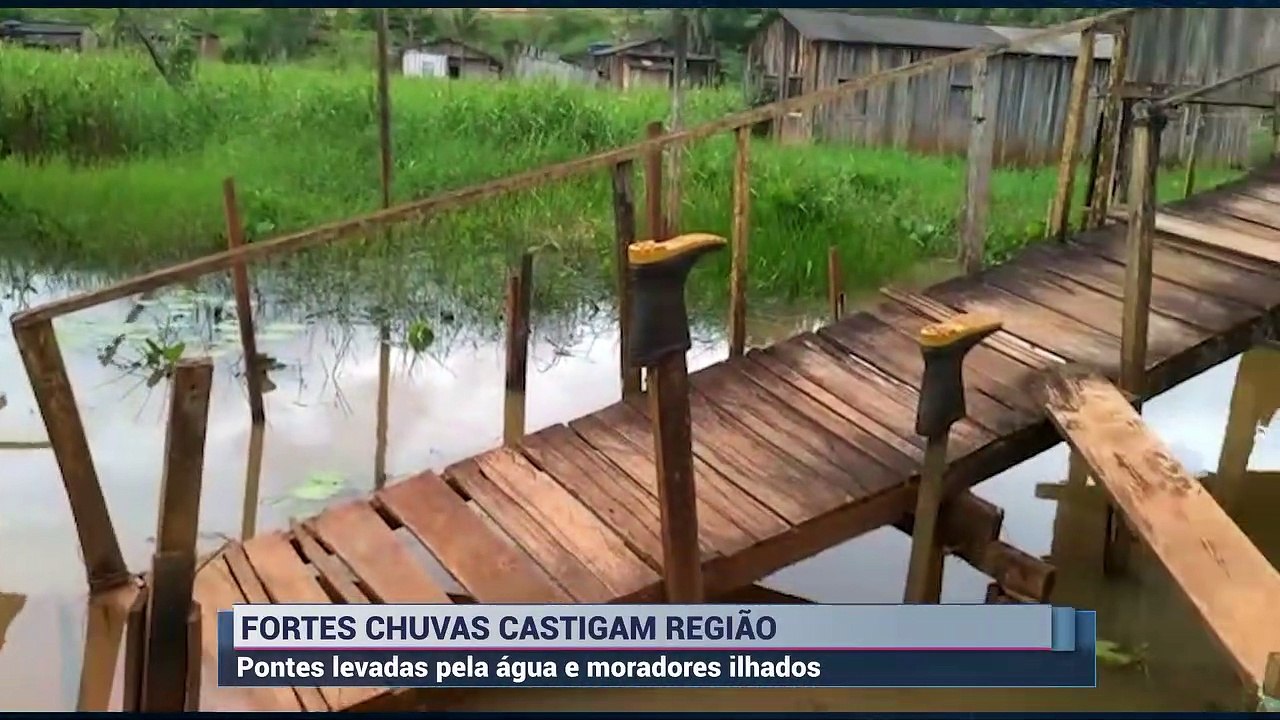 Pontes levadas pela água e moradores ilhados