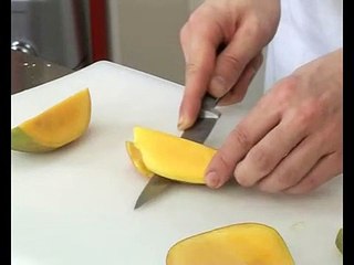 Coque de chocolat et sa mousse mangue et fruits de la passion