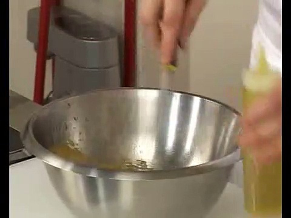 Croustillant de saumon fumé, chips de parmesan et sauce au raifort