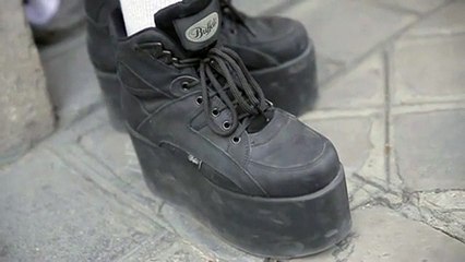 L'homme aux semelles compensées