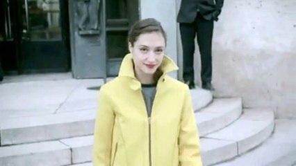 La fille au manteau jaune