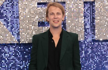 Tom Odell chante son tube "Another Love" pour des réfugiés ukrainiens en Roumanie