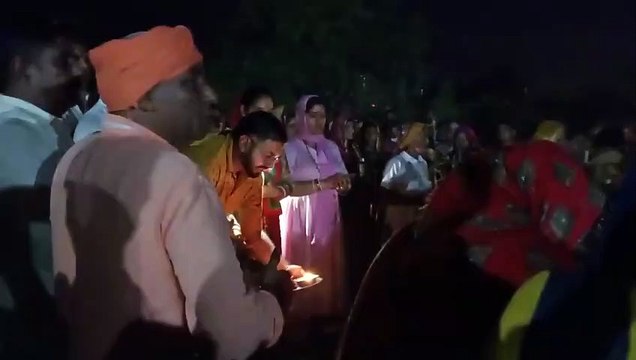 बच्चों ने खरीदे गुलाल व पिचकारी