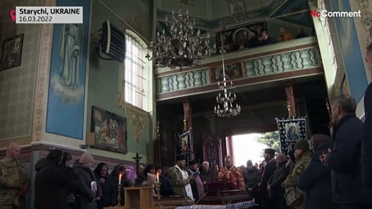 Ucraina, i funerali di due soldati uccisi vicino al confine con la Polonia