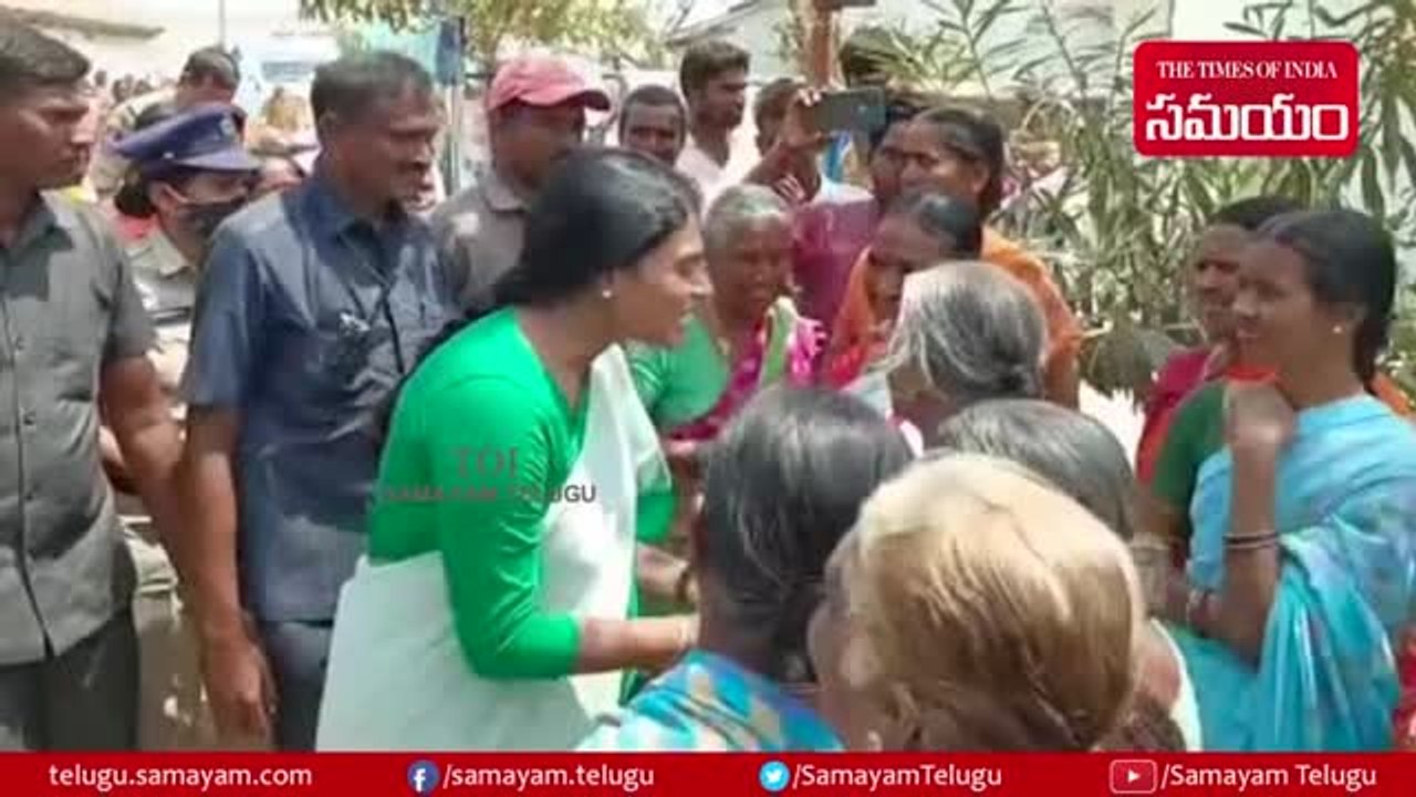 అందరినీ పలకరిస్తూ.. అన్నీ ఆరా తీస్తూ.. పోచంపల్లిలో షర్మిల పాదయాత్ర