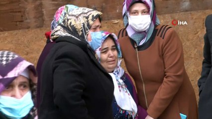 Babasını katledip başında bekledi