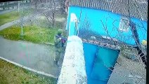 Un couple ukrainien d'âge moyen, non armé, met à la porte des soldats russes qui ont fait irruption dans leur jardin et tiré des coups de semonce