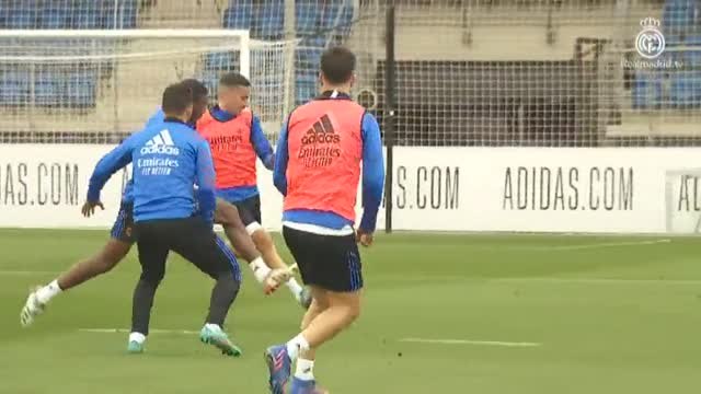 El Real Madrid solo piensa ya en el Clásico del domingo con la única y gran duda de Benzemá