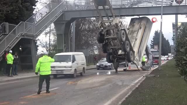 Damperi açılan kamyon önce üst geçide ardından panelvan araca çarptı