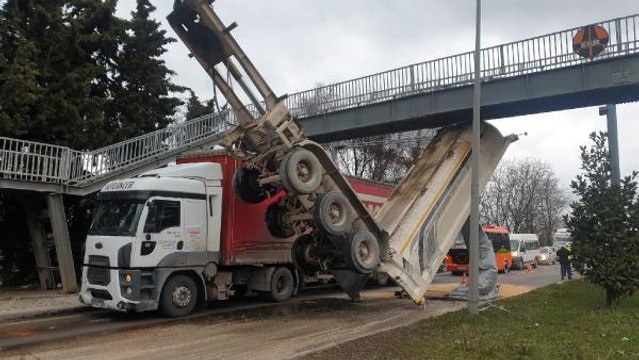 Tırın açık kalan dorsesi üst geçide çarpıp asılı kaldı