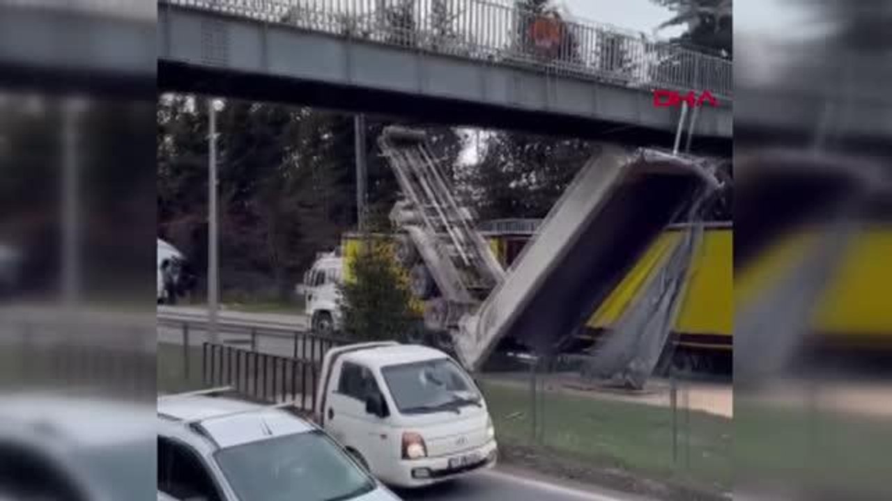 TIR'IN AÇIK KALAN DORSESİ ÜST GEÇİDE ÇARPIP ASILI KALDI - YENİDEN