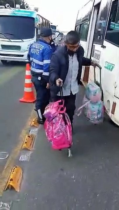 La nueva estupidez de los agentes de tránsito: exponer la vida de 50 niños en la transitada Autopista Norte