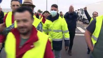 Una huelga indefinida de transportistas provoca desabastecimientos 'puntuales' en España